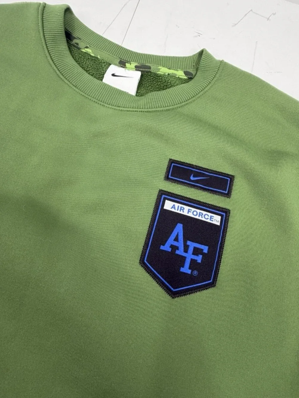 NIKE Men's Green Air Force Academy Crewneck Embroidered Patch Sweatshirt Small